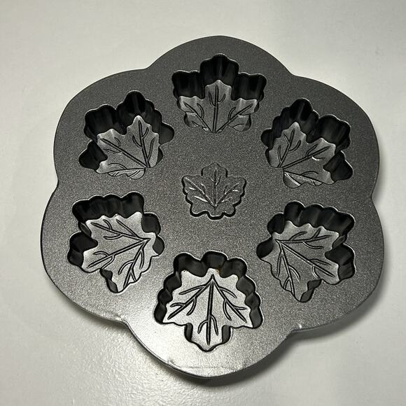 Nordic Ware Cast Aluminum Maple Leaf Cake Muffin Mold Pan Autumn Leaves - Picture 1 of 4